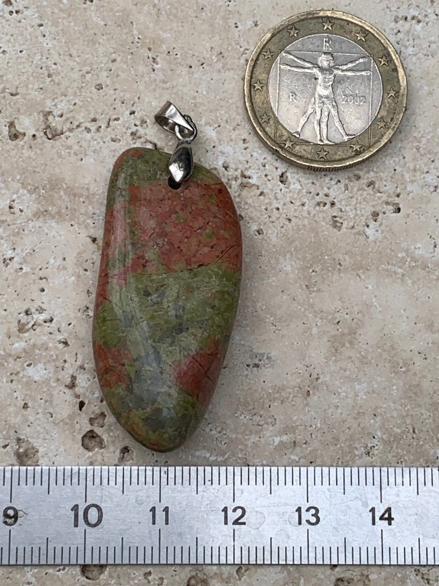 Jaspe unakite, monté par G & Z, de 50mm de ht x20 x10. Vendu avec un cordon réglable de couleur noire !