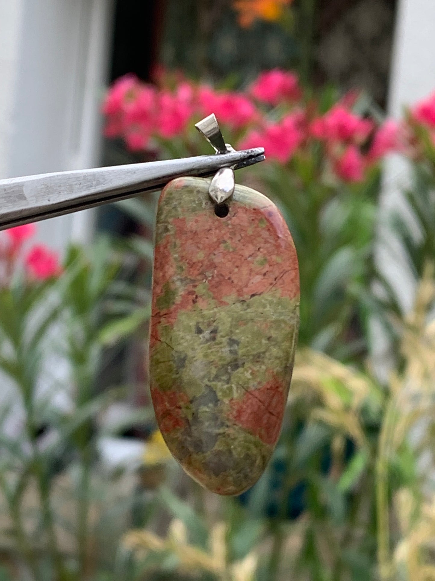 Jaspe unakite, monté par G & Z, de 50mm de ht x20 x10. Vendu avec un cordon réglable de couleur noire !