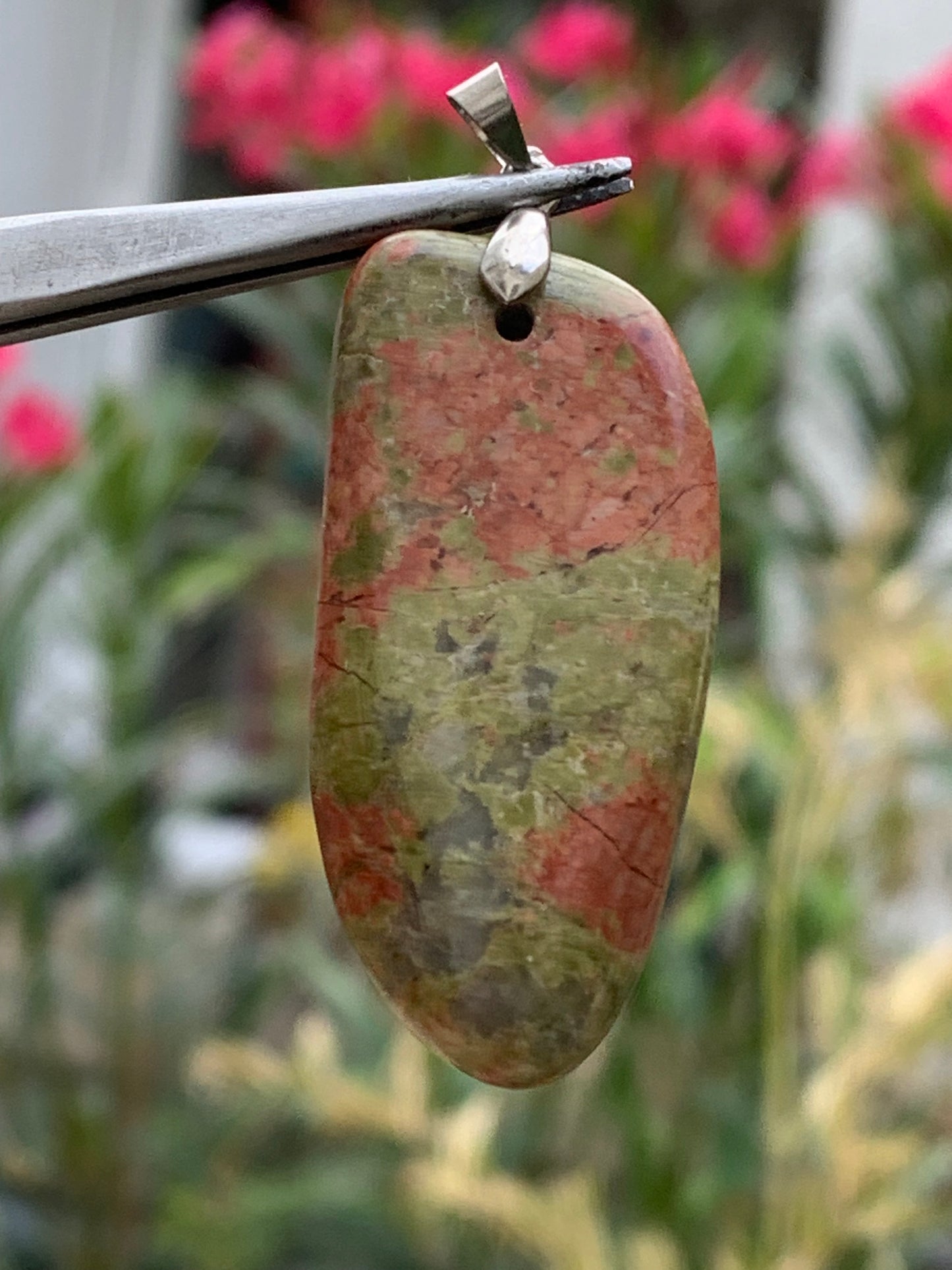 Jaspe unakite, monté par G & Z, de 50mm de ht x20 x10. Vendu avec un cordon réglable de couleur noire !