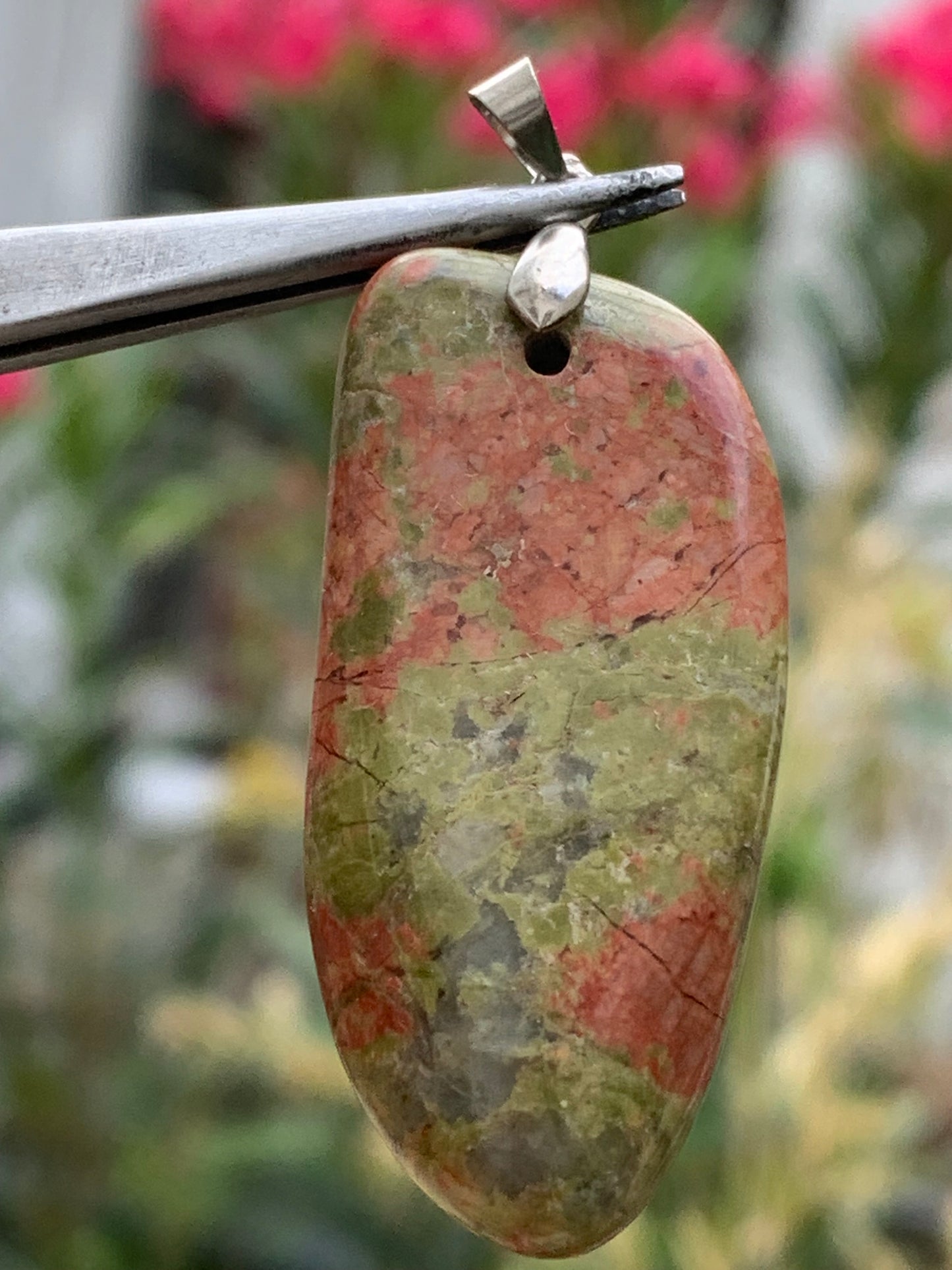 Jaspe unakite, monté par G & Z, de 50mm de ht x20 x10. Vendu avec un cordon réglable de couleur noire !