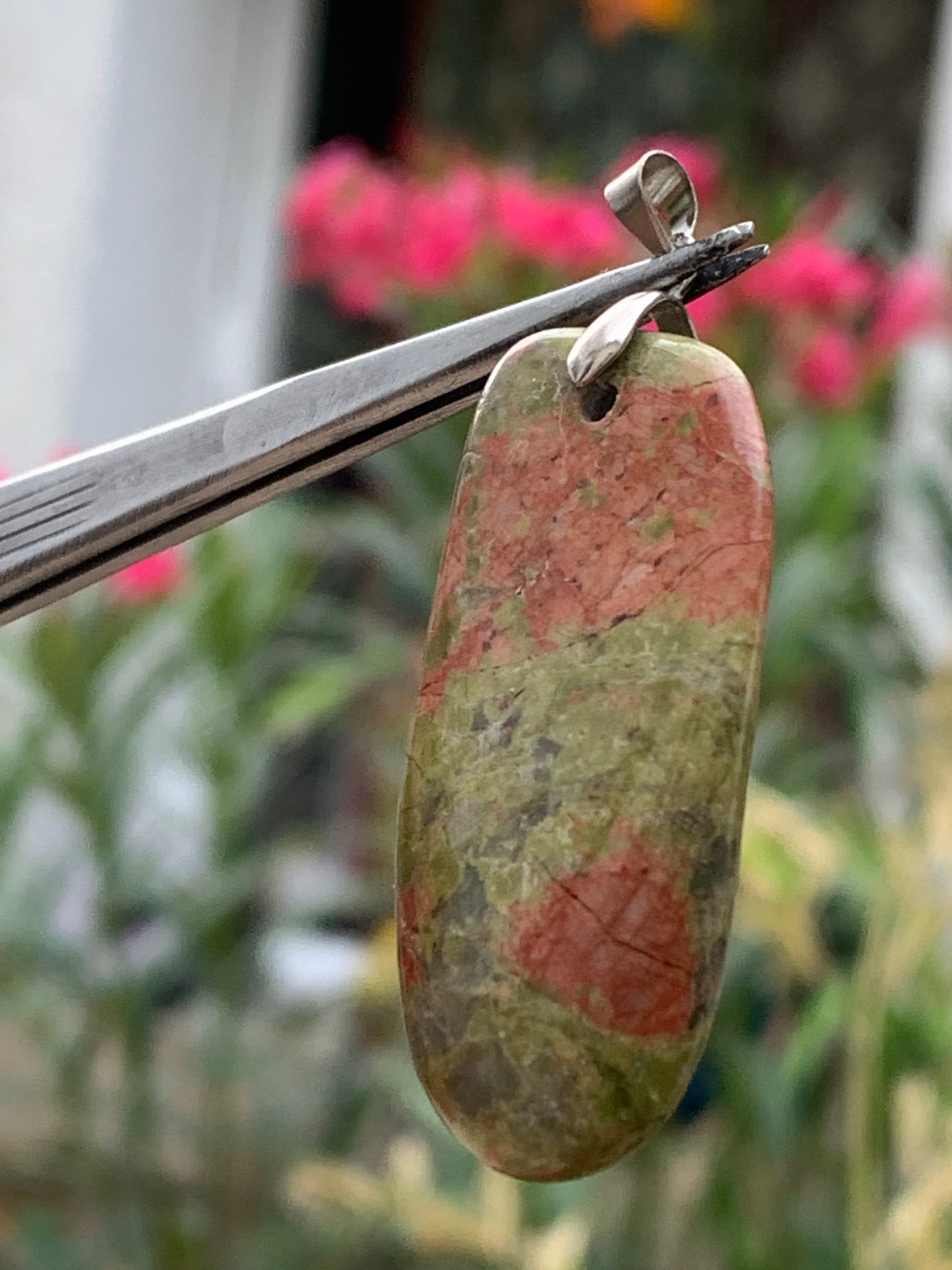 Jaspe unakite, monté par G & Z, de 50mm de ht x20 x10. Vendu avec un cordon réglable de couleur noire !
