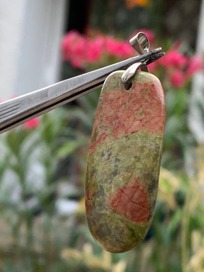 Jaspe unakite, monté par G & Z, de 50mm de ht x20 x10. Vendu avec un cordon réglable de couleur noire !