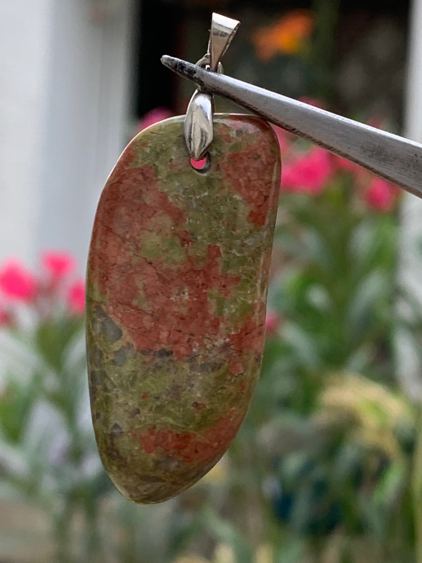 Jaspe unakite, monté par G & Z, de 50mm de ht x20 x10. Vendu avec un cordon réglable de couleur noire !