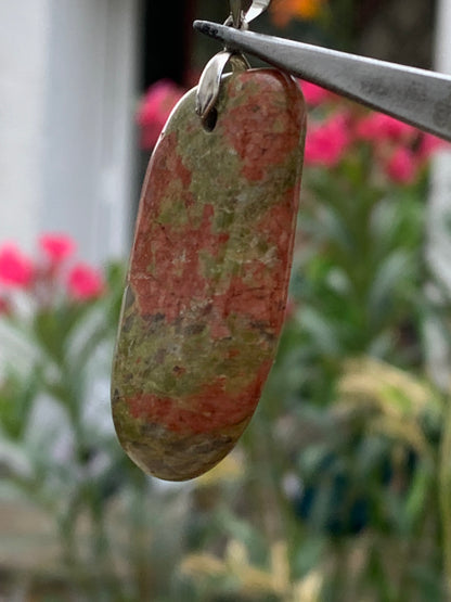 Jaspe unakite, monté par G & Z, de 50mm de ht x20 x10. Vendu avec un cordon réglable de couleur noire !