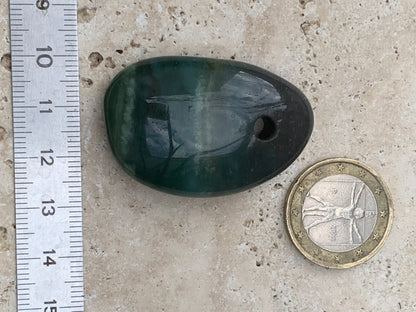 Jade, galet percé 43 mm de hauteur x 30 de largeur x 12 d'épaisseur. Vendu avec cordon réglable de couleur noire.