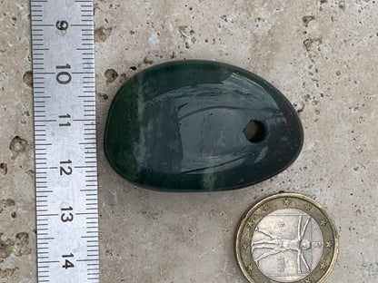 Jade, galet percé 43 mm de hauteur x 30 de largeur x 12 d'épaisseur. Vendu avec cordon réglable de couleur noire.