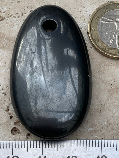 Hématite, pendentif en galet percé, de 50x30x5 millimètres, vendu avec cordon coulissant (réglable), en cuir noir de 40 à 70 centimètres !