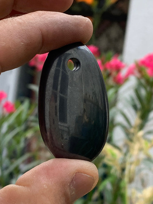 Hématite, pendentif en galet percé, de 50x30x5 millimètres, vendu avec cordon coulissant (réglable), en cuir noir de 40 à 70 centimètres !