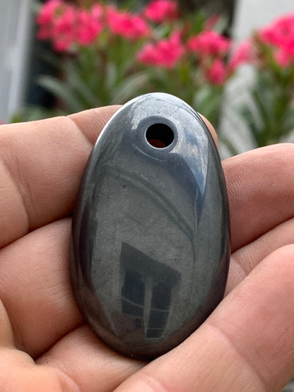 Hématite, pendentif en galet percé, de 50x30x5 millimètres, vendu avec cordon coulissant (réglable), en cuir noir de 40 à 70 centimètres !