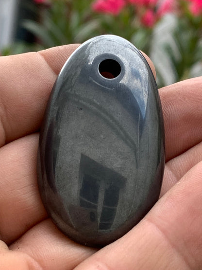 Hématite, pendentif en galet percé, de 50x30x5 millimètres, vendu avec cordon coulissant (réglable), en cuir noir de 40 à 70 centimètres !