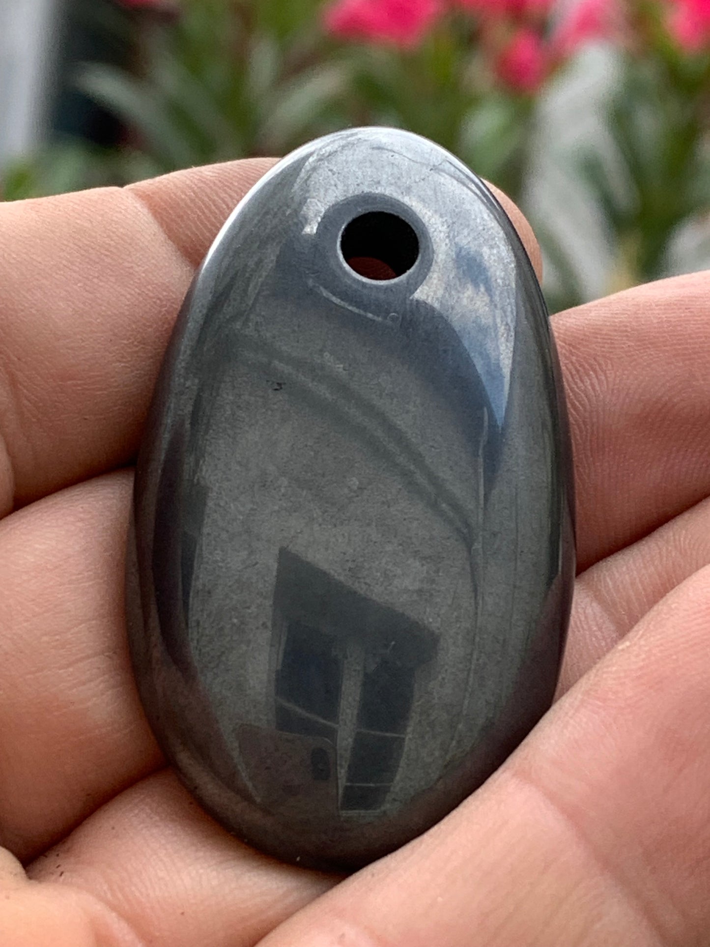 Hématite, pendentif en galet percé, de 50x30x5 millimètres, vendu avec cordon coulissant (réglable), en cuir noir de 40 à 70 centimètres !