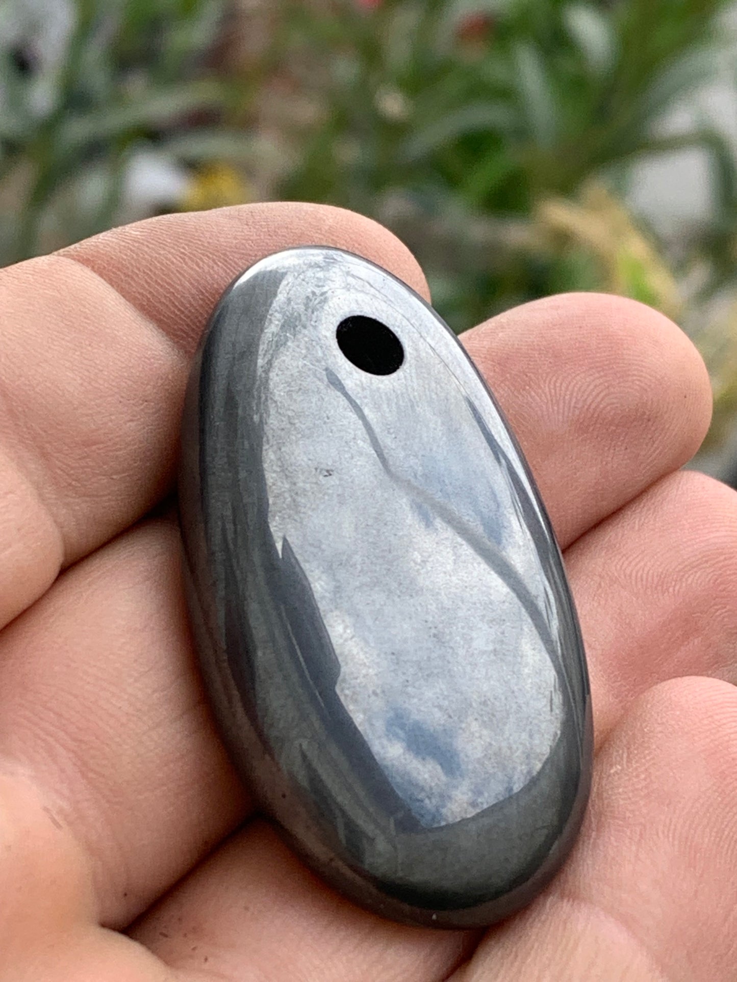 Hématite, pendentif en galet percé, de 50x30x5 millimètres, vendu avec cordon coulissant (réglable), en cuir noir de 40 à 70 centimètres !