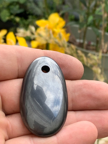 Hématite, pendentif en galet percé, de 50x30x5 millimètres, vendu avec cordon coulissant (réglable), en cuir noir de 40 à 70 centimètres !