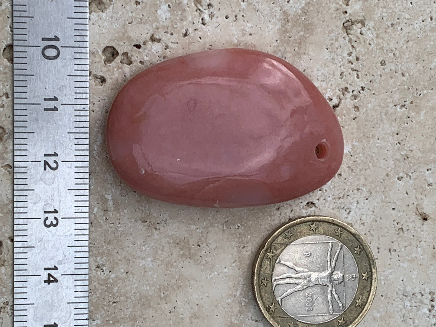 Mangano-calcite, pendentif en galet percé, de 55x28x10 millimètres, vendu avec cordon coulissant (réglable), en cuir noir de 40 à 70 centimètres !
