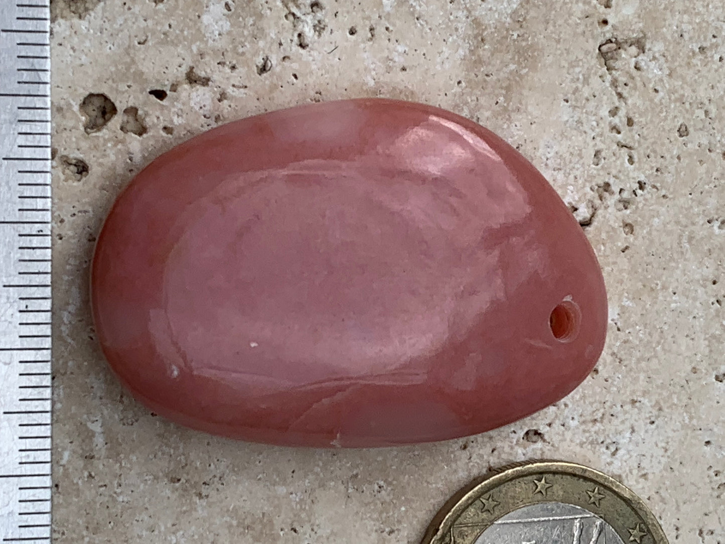 Mangano-calcite, pendentif en galet percé, de 55x28x10 millimètres, vendu avec cordon coulissant (réglable), en cuir noir de 40 à 70 centimètres !