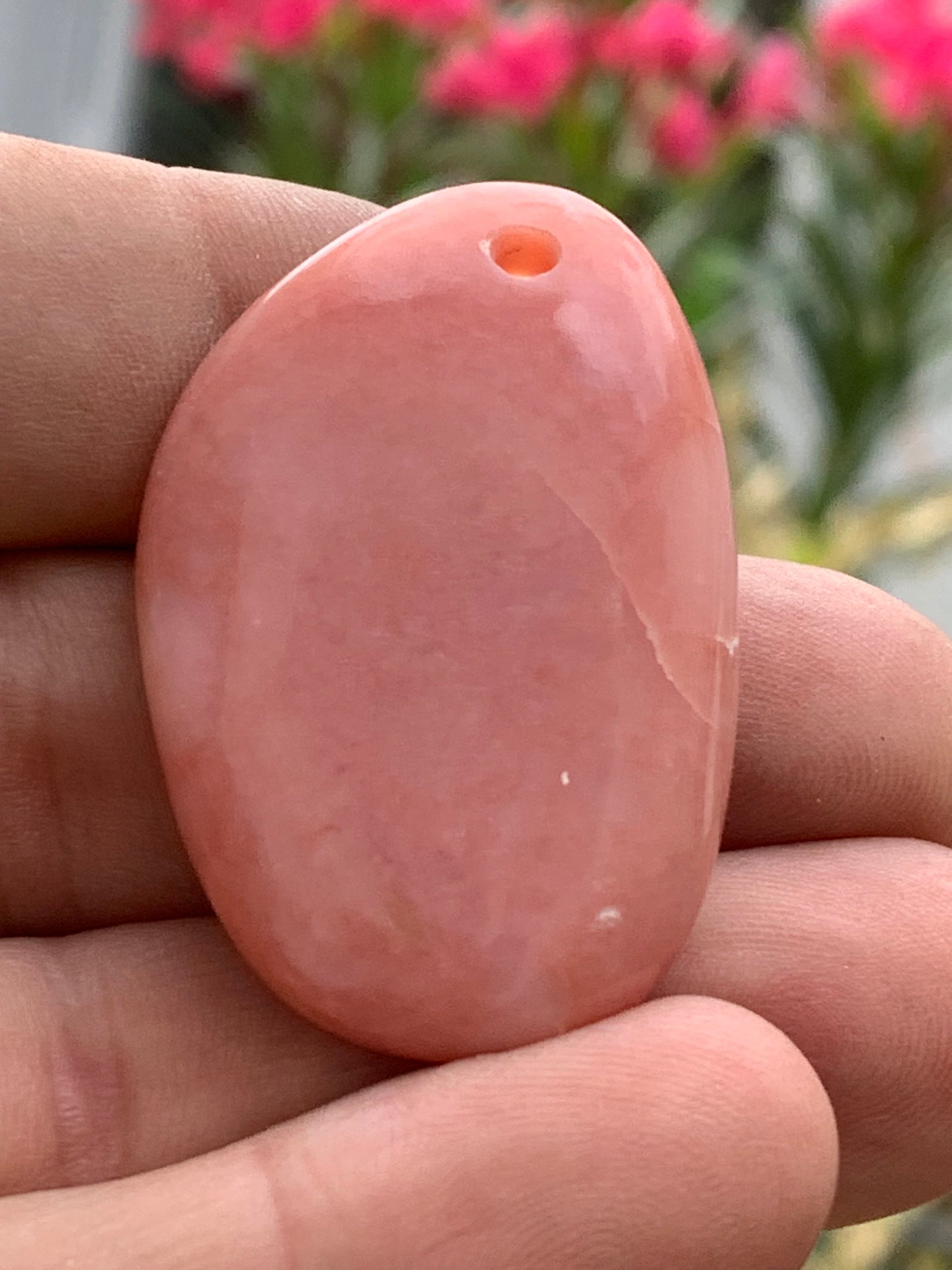 Mangano-calcite, pendentif en galet percé, de 55x28x10 millimètres, vendu avec cordon coulissant (réglable), en cuir noir de 40 à 70 centimètres !