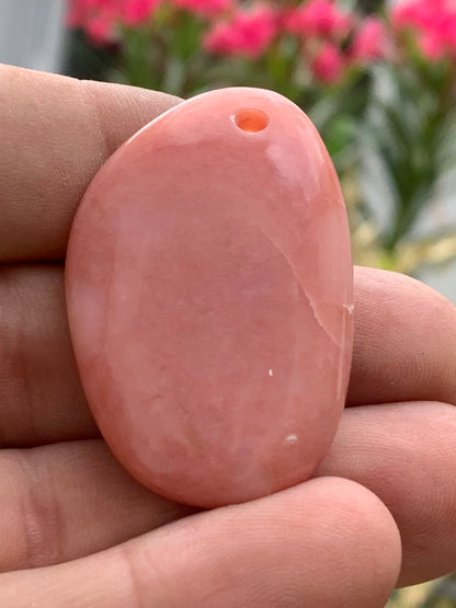 Mangano-calcite, pendentif en galet percé, de 55x28x10 millimètres, vendu avec cordon coulissant (réglable), en cuir noir de 40 à 70 centimètres !