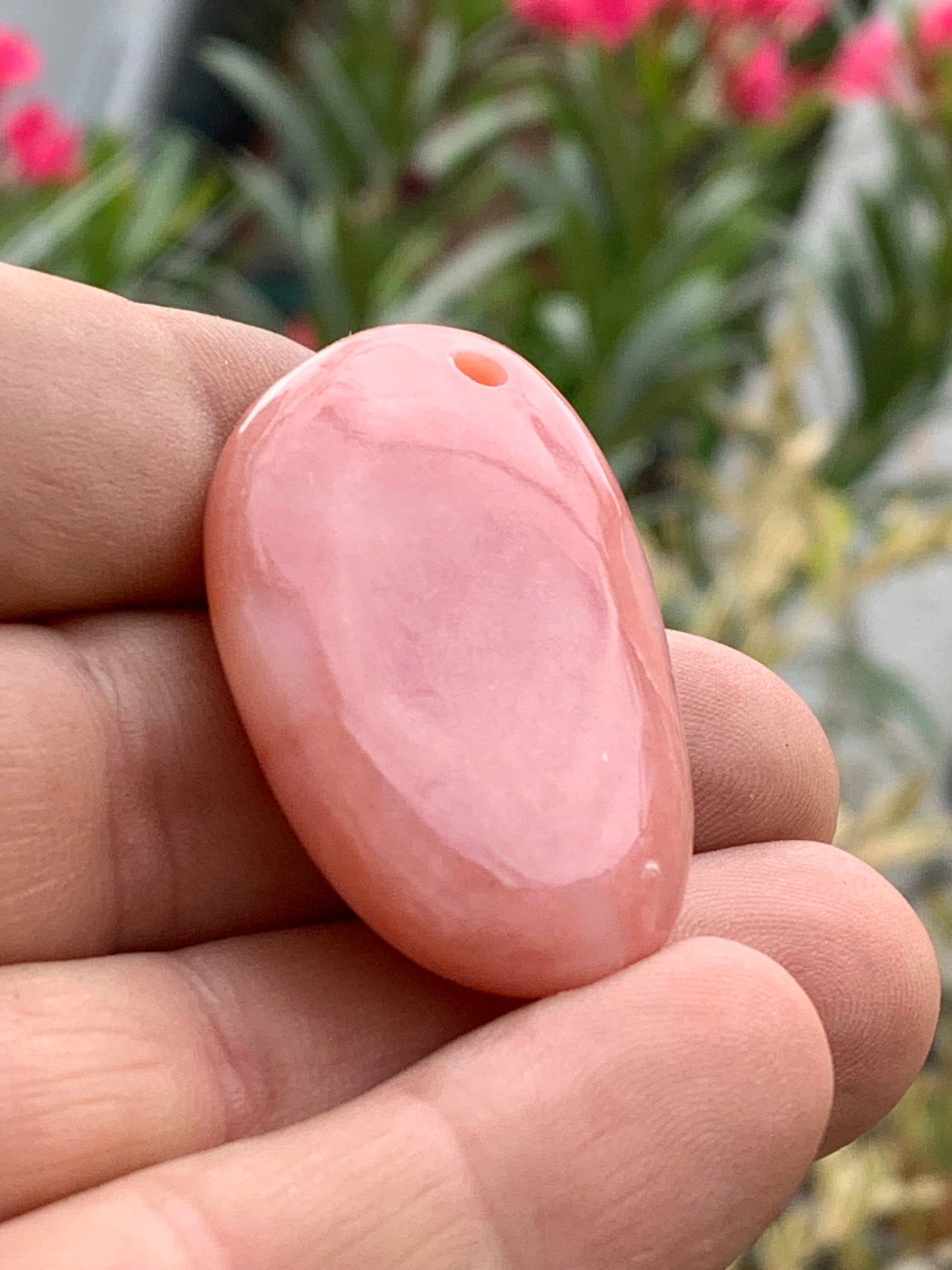 Mangano-calcite, pendentif en galet percé, de 55x28x10 millimètres, vendu avec cordon coulissant (réglable), en cuir noir de 40 à 70 centimètres !