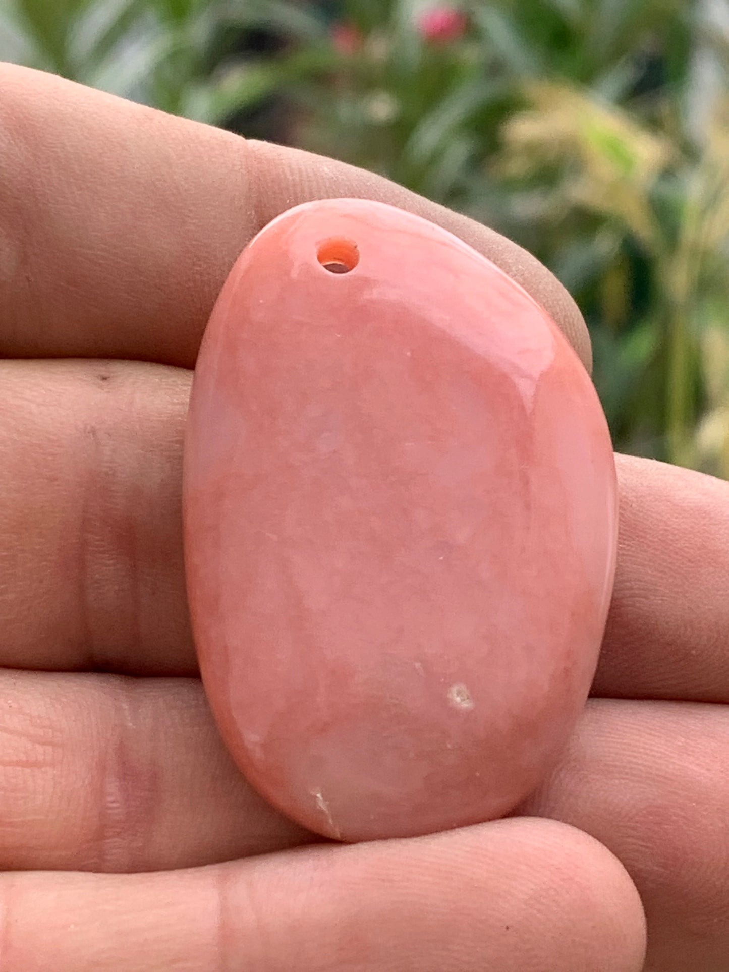 Mangano-calcite, pendentif en galet percé, de 55x28x10 millimètres, vendu avec cordon coulissant (réglable), en cuir noir de 40 à 70 centimètres !