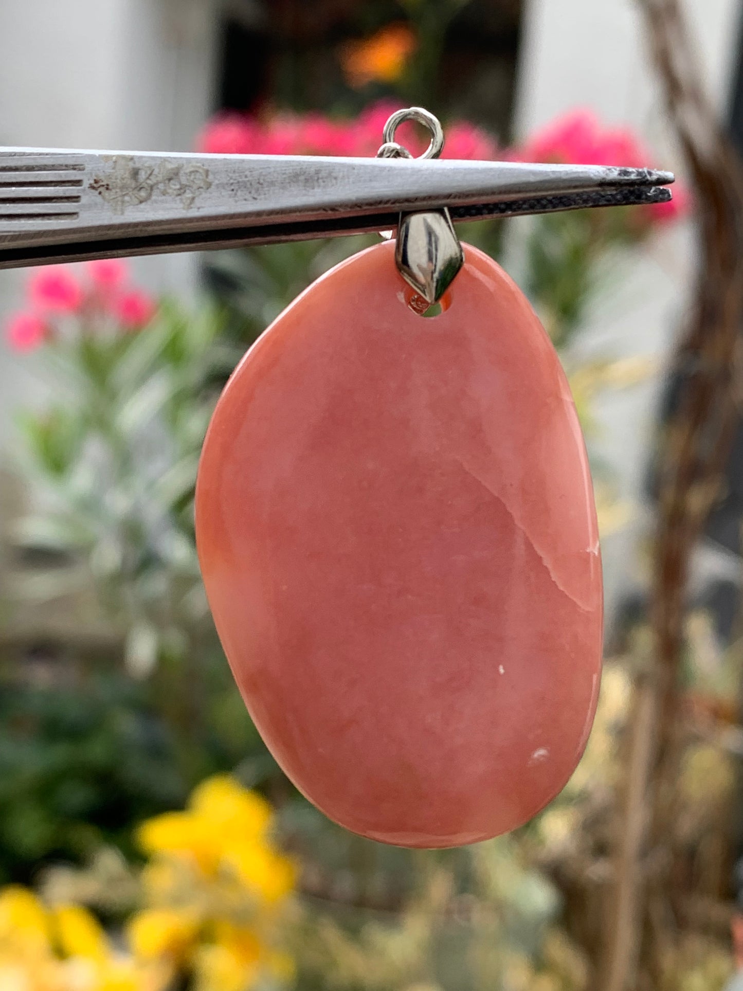 Mangano-calcite, pendentif en galet percé, de 55x28x10 millimètres, vendu avec cordon coulissant (réglable), en cuir noir de 40 à 70 centimètres !