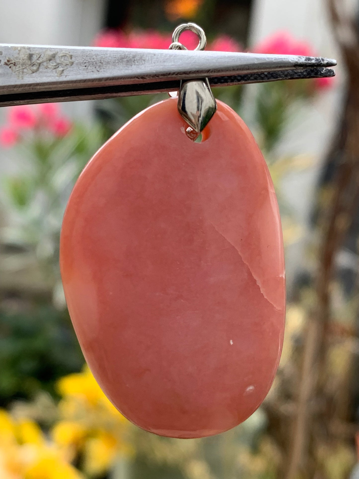 Mangano-calcite, pendentif en galet percé, de 55x28x10 millimètres, vendu avec cordon coulissant (réglable), en cuir noir de 40 à 70 centimètres !