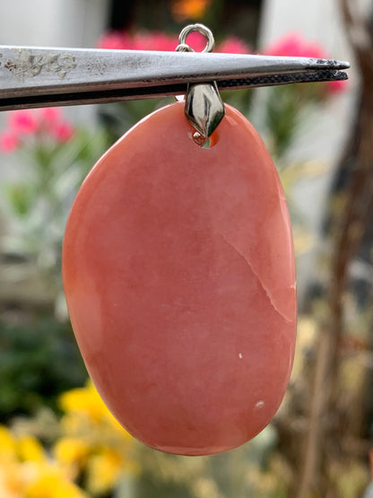 Mangano-calcite, pendentif en galet percé, de 55x28x10 millimètres, vendu avec cordon coulissant (réglable), en cuir noir de 40 à 70 centimètres !