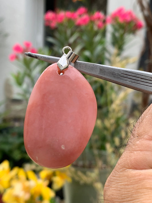 Mangano-calcite, pendentif en galet percé, de 55x28x10 millimètres, vendu avec cordon coulissant (réglable), en cuir noir de 40 à 70 centimètres !