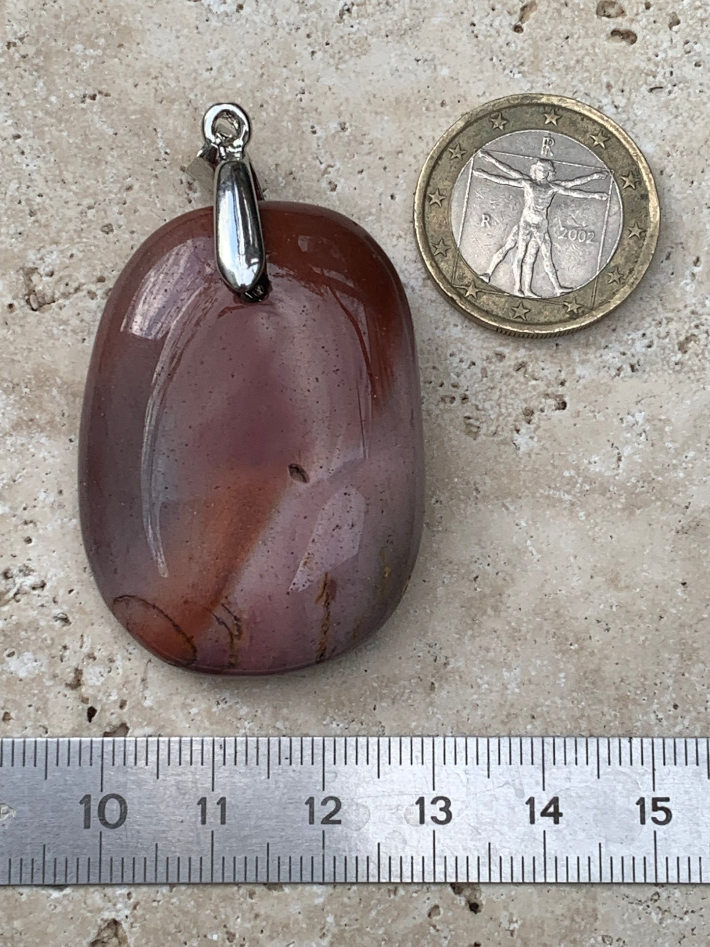 Jaspe polychrome, pendentif de 44mm de ht x32 x10. Vendu avec un cordon réglable de couleur noire !