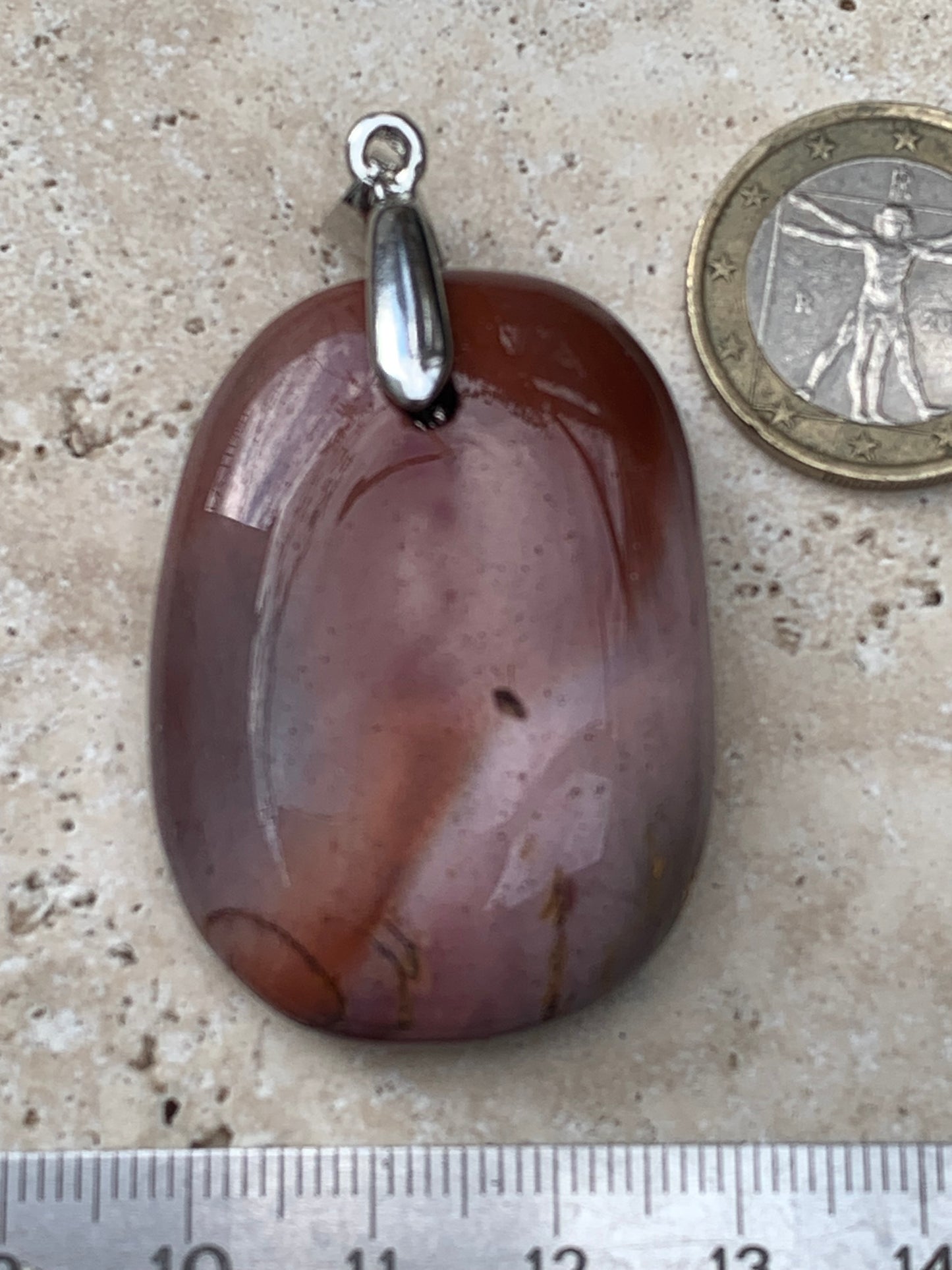 Jaspe polychrome, pendentif de 44mm de ht x32 x10. Vendu avec un cordon réglable de couleur noire !