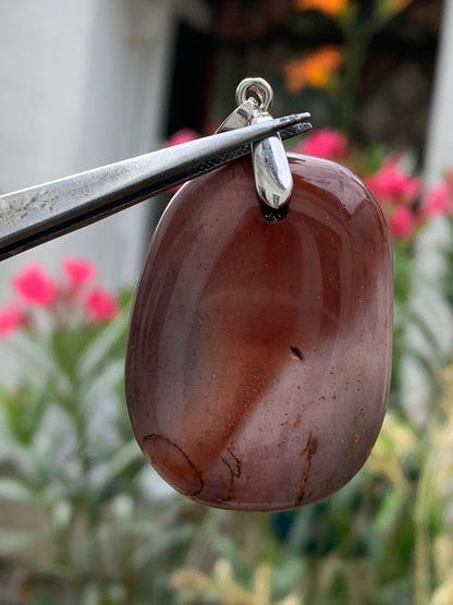 Jaspe polychrome, pendentif de 44mm de ht x32 x10. Vendu avec un cordon réglable de couleur noire !