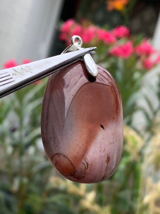 Jaspe polychrome, pendentif de 44mm de ht x32 x10. Vendu avec un cordon réglable de couleur noire !