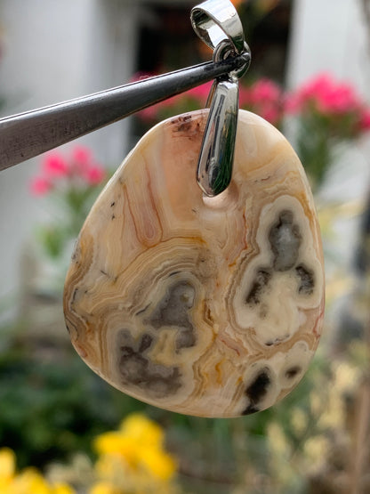 Agate crazy lace, galet percé de 42mm de hauteur x35 de largeur x12 d'épaisseur. Vendu avec cordon réglable !