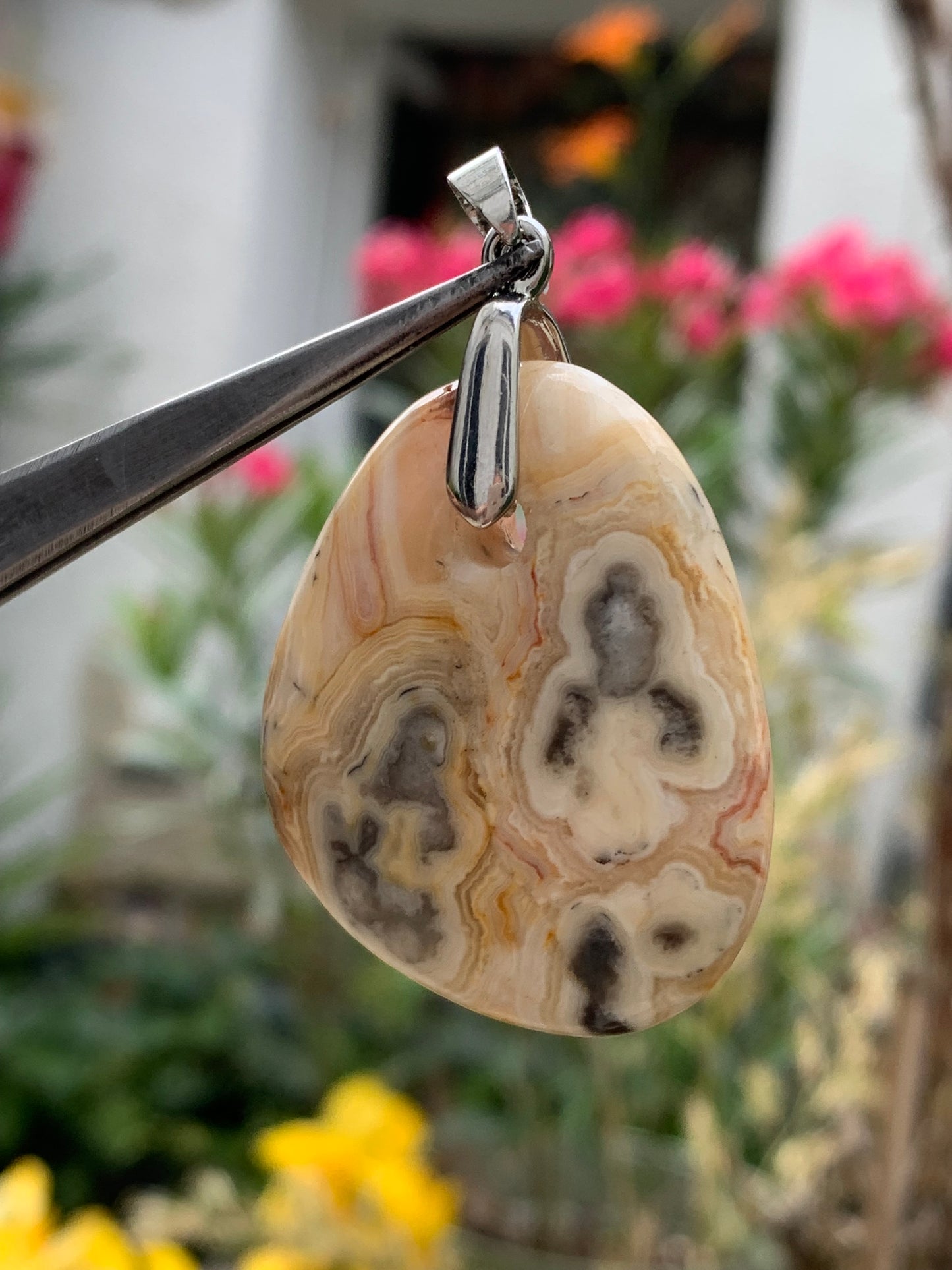 Agate crazy lace, galet percé de 42mm de hauteur x35 de largeur x12 d'épaisseur. Vendu avec cordon réglable !