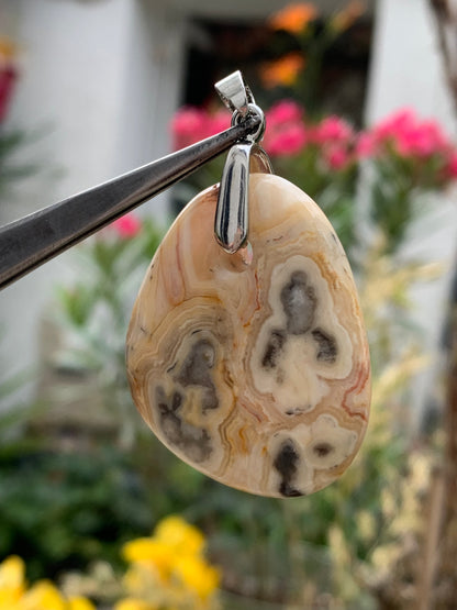 Agate crazy lace, galet percé de 42mm de hauteur x35 de largeur x12 d'épaisseur. Vendu avec cordon réglable !