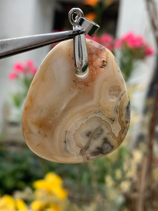 Agate crazy lace, galet percé de 42mm de hauteur x35 de largeur x12 d'épaisseur. Vendu avec cordon réglable !