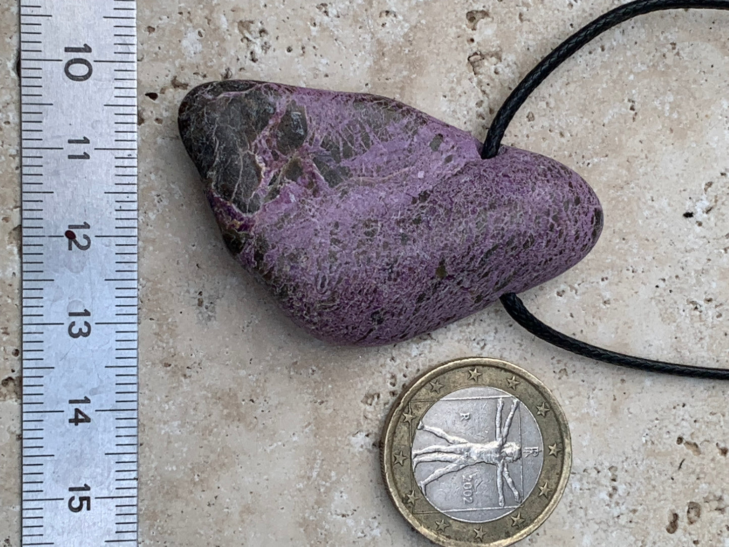 Stichite/ Stichtite, pendentif de 52mm de ht x30 x10. Vendu avec un cordon réglable de couleur noire !