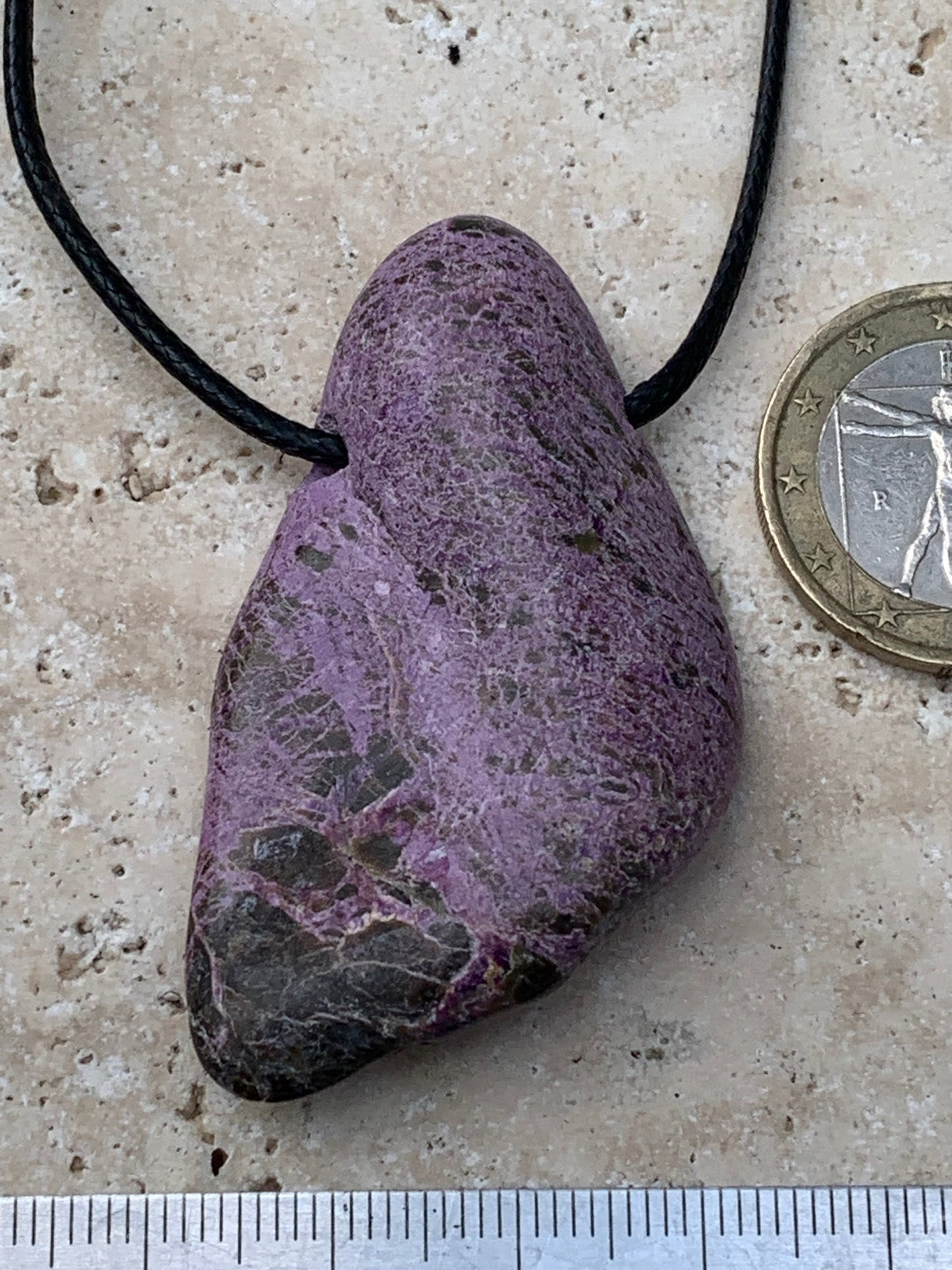 Stichite/ Stichtite, pendentif de 52mm de ht x30 x10. Vendu avec un cordon réglable de couleur noire !
