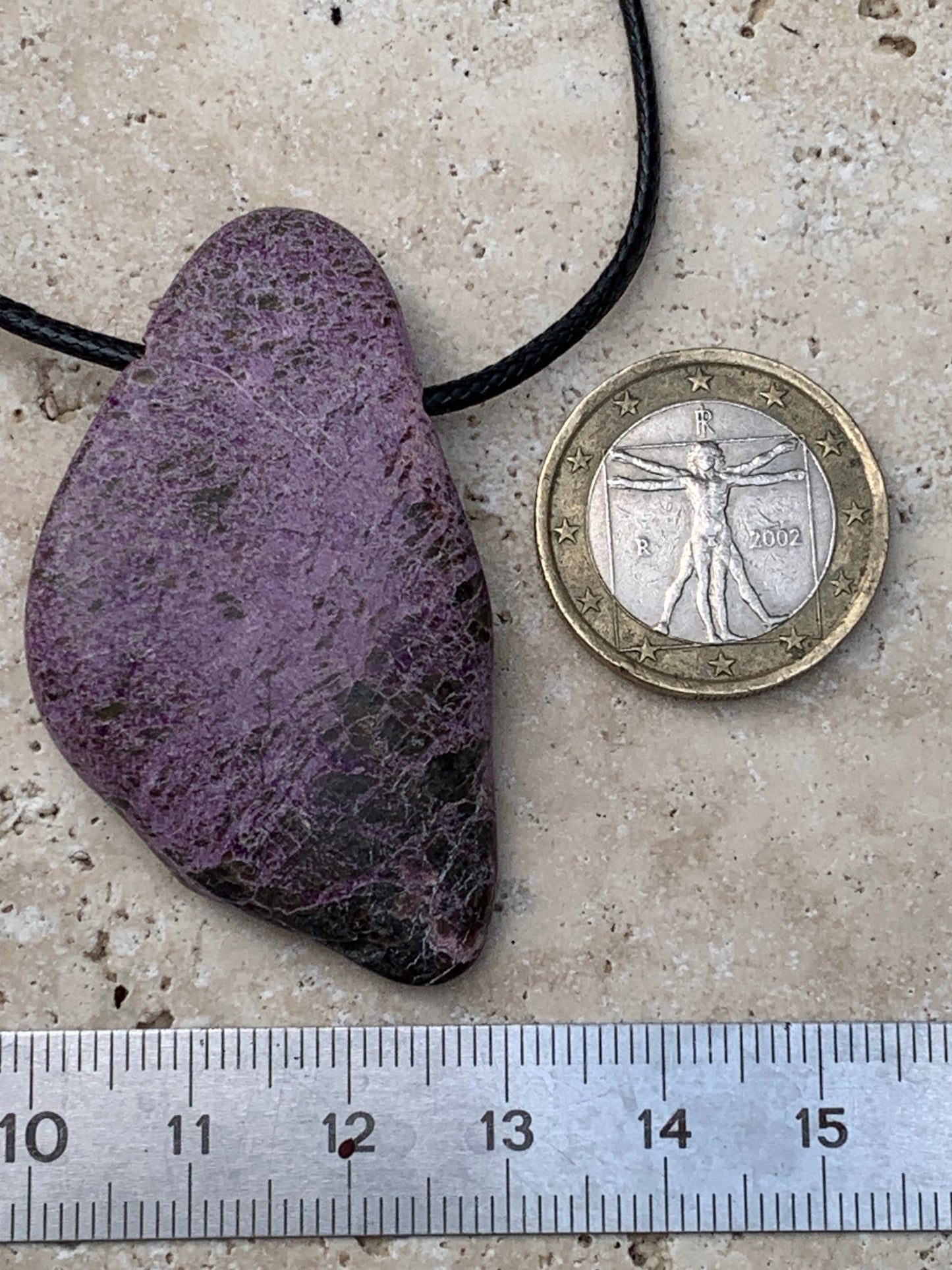 Stichite/ Stichtite, pendentif de 52mm de ht x30 x10. Vendu avec un cordon réglable de couleur noire !