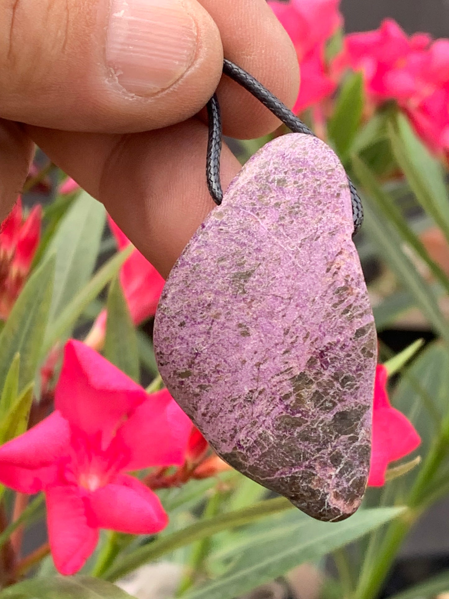Stichite/ Stichtite, pendentif de 52mm de ht x30 x10. Vendu avec un cordon réglable de couleur noire !