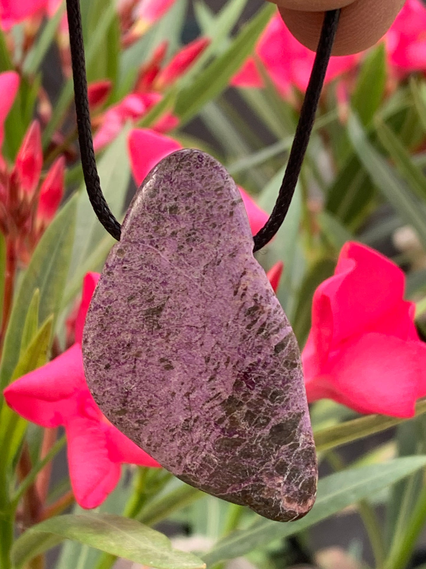 Stichite/ Stichtite, pendentif de 52mm de ht x30 x10. Vendu avec un cordon réglable de couleur noire !