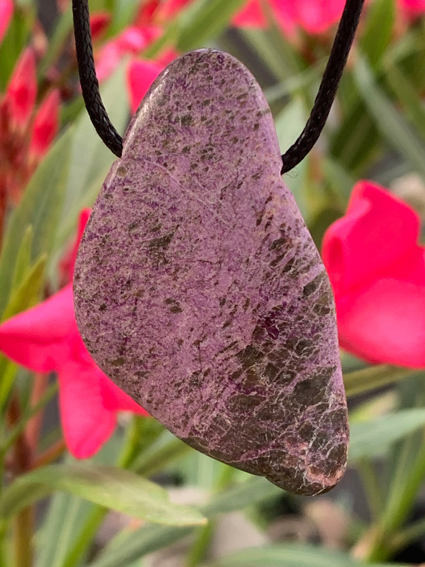 Stichite/ Stichtite, pendentif de 52mm de ht x30 x10. Vendu avec un cordon réglable de couleur noire !