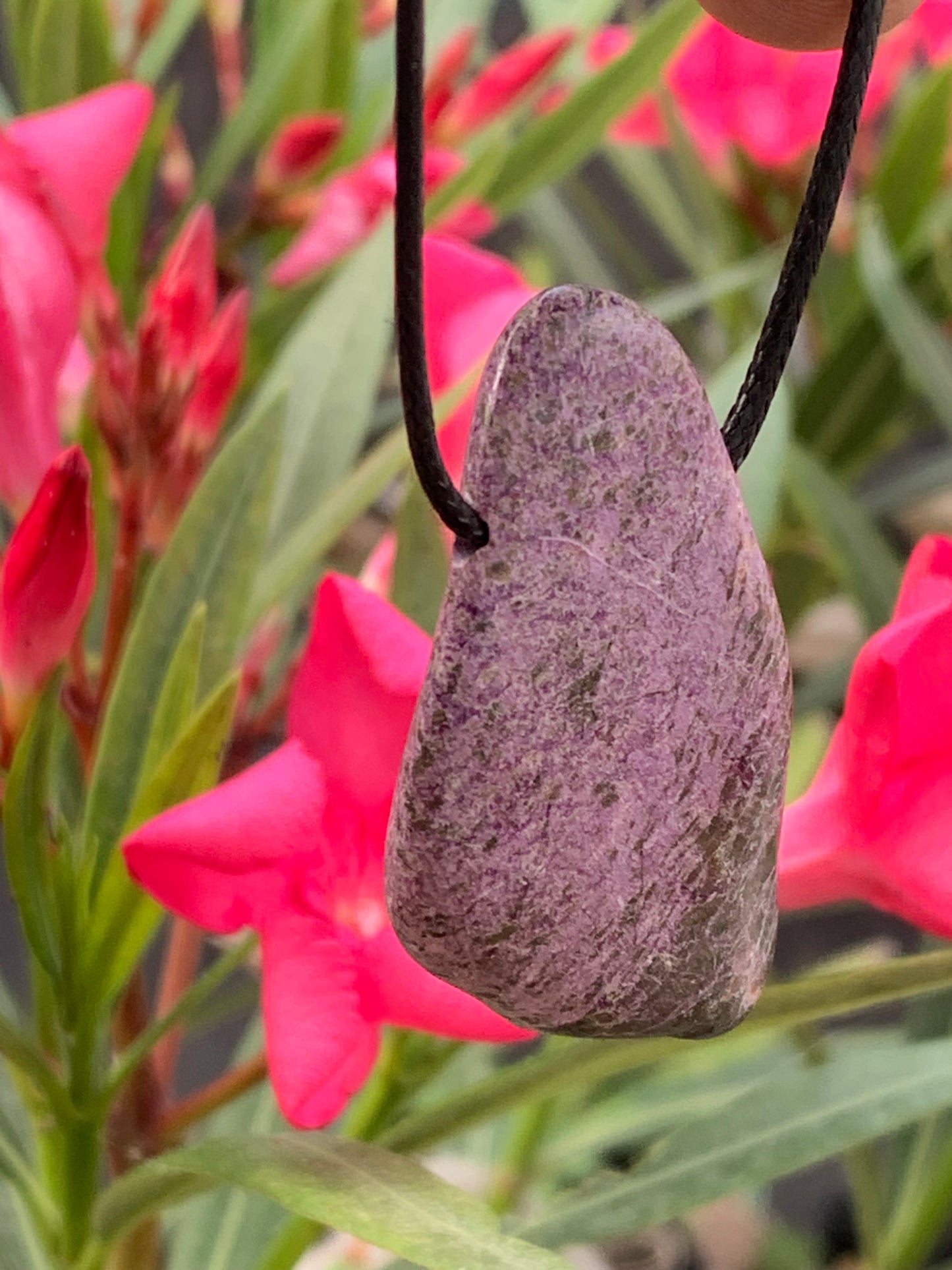 Stichite/ Stichtite, pendentif de 52mm de ht x30 x10. Vendu avec un cordon réglable de couleur noire !