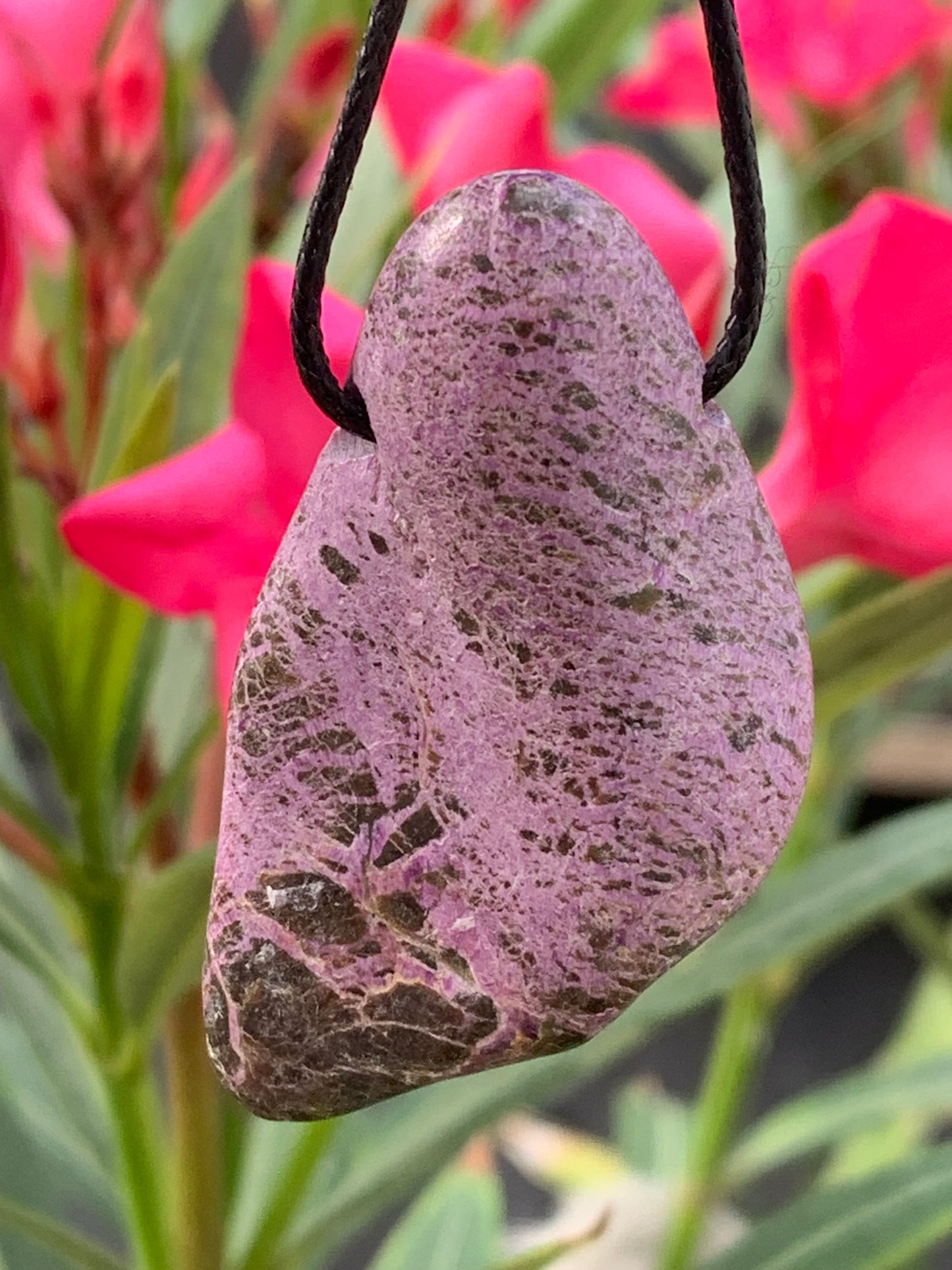 Stichite/ Stichtite, pendentif de 52mm de ht x30 x10. Vendu avec un cordon réglable de couleur noire !