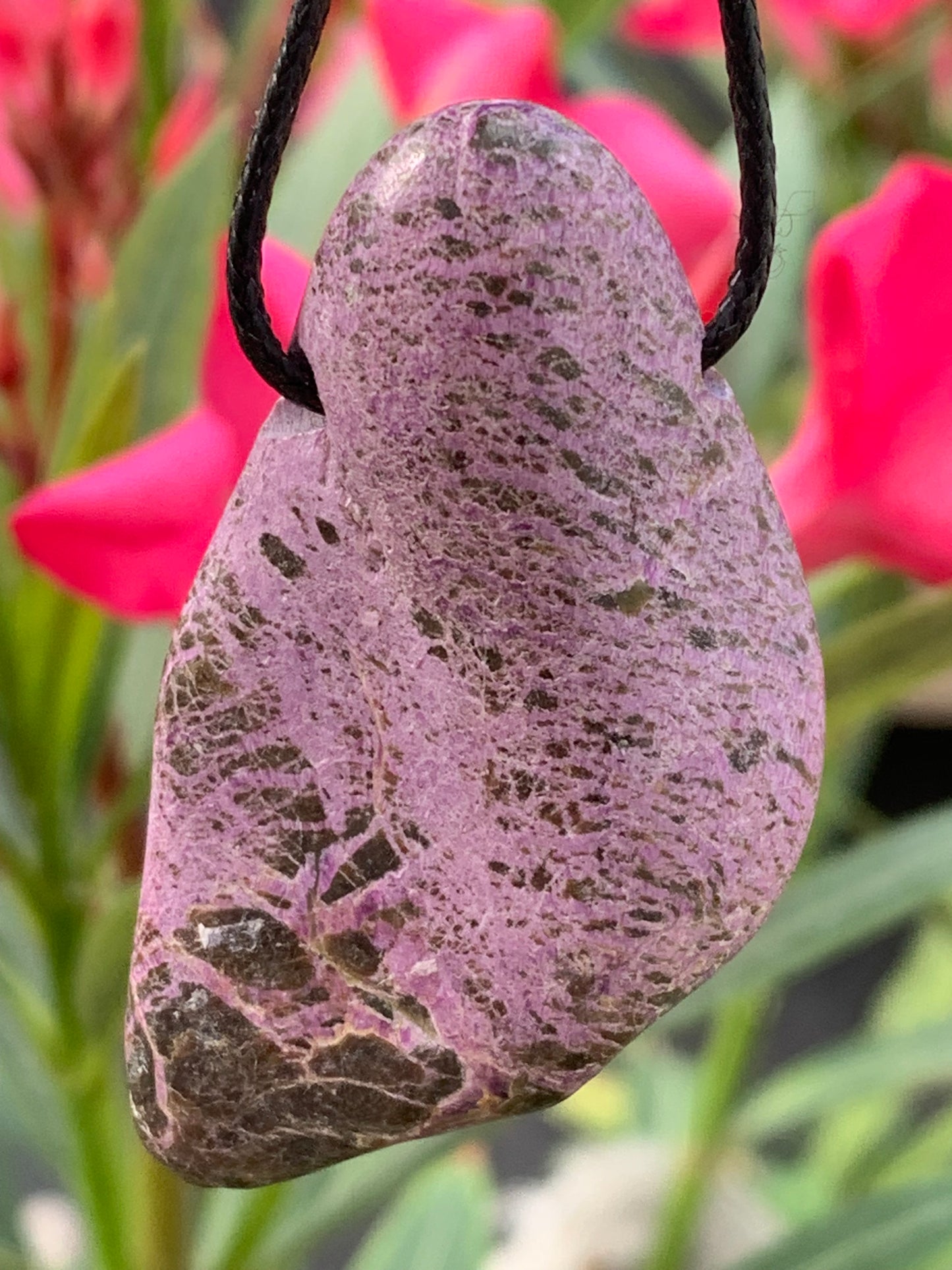 Stichite/ Stichtite, pendentif de 52mm de ht x30 x10. Vendu avec un cordon réglable de couleur noire !