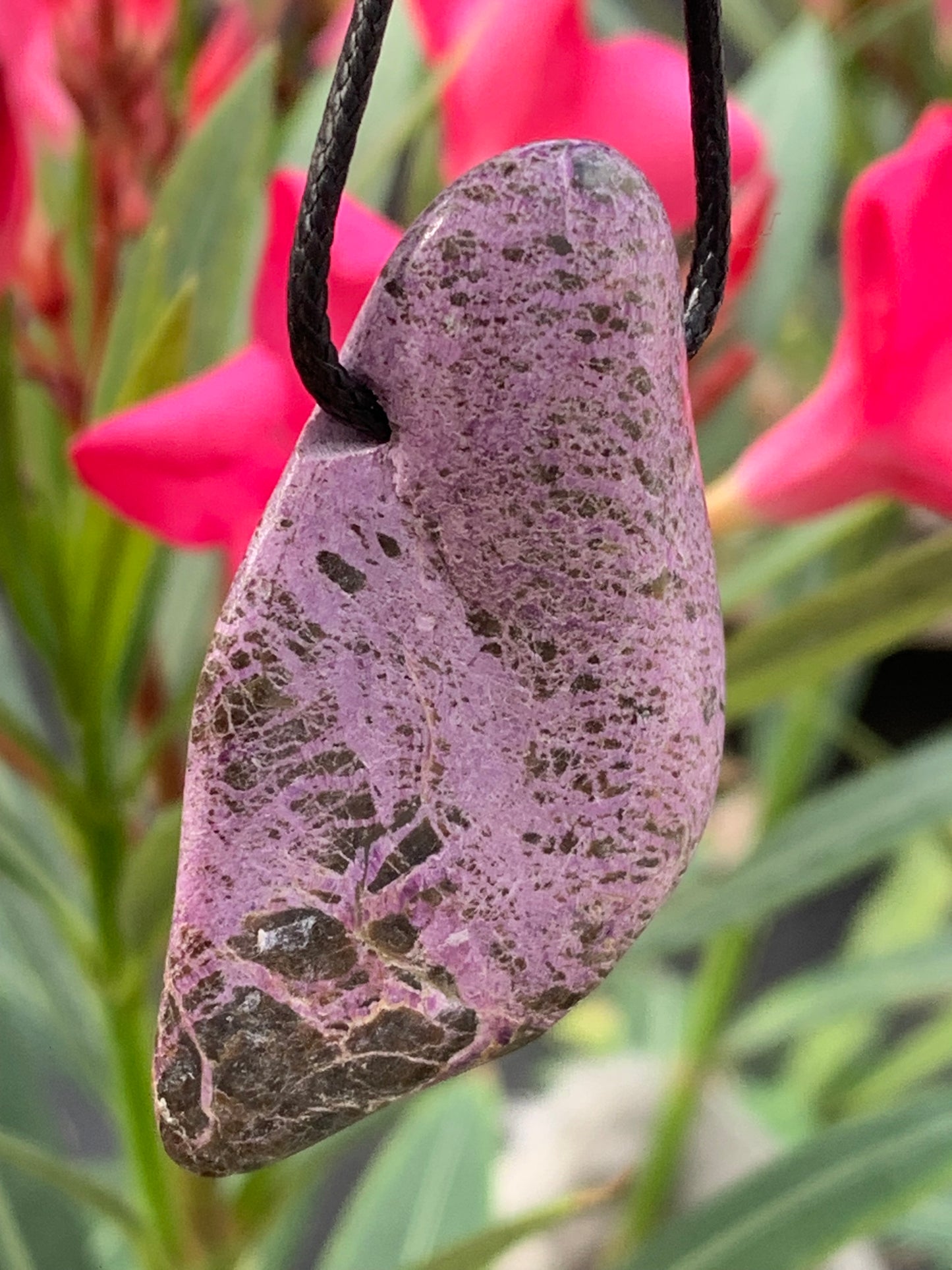 Stichite/ Stichtite, pendentif de 52mm de ht x30 x10. Vendu avec un cordon réglable de couleur noire !
