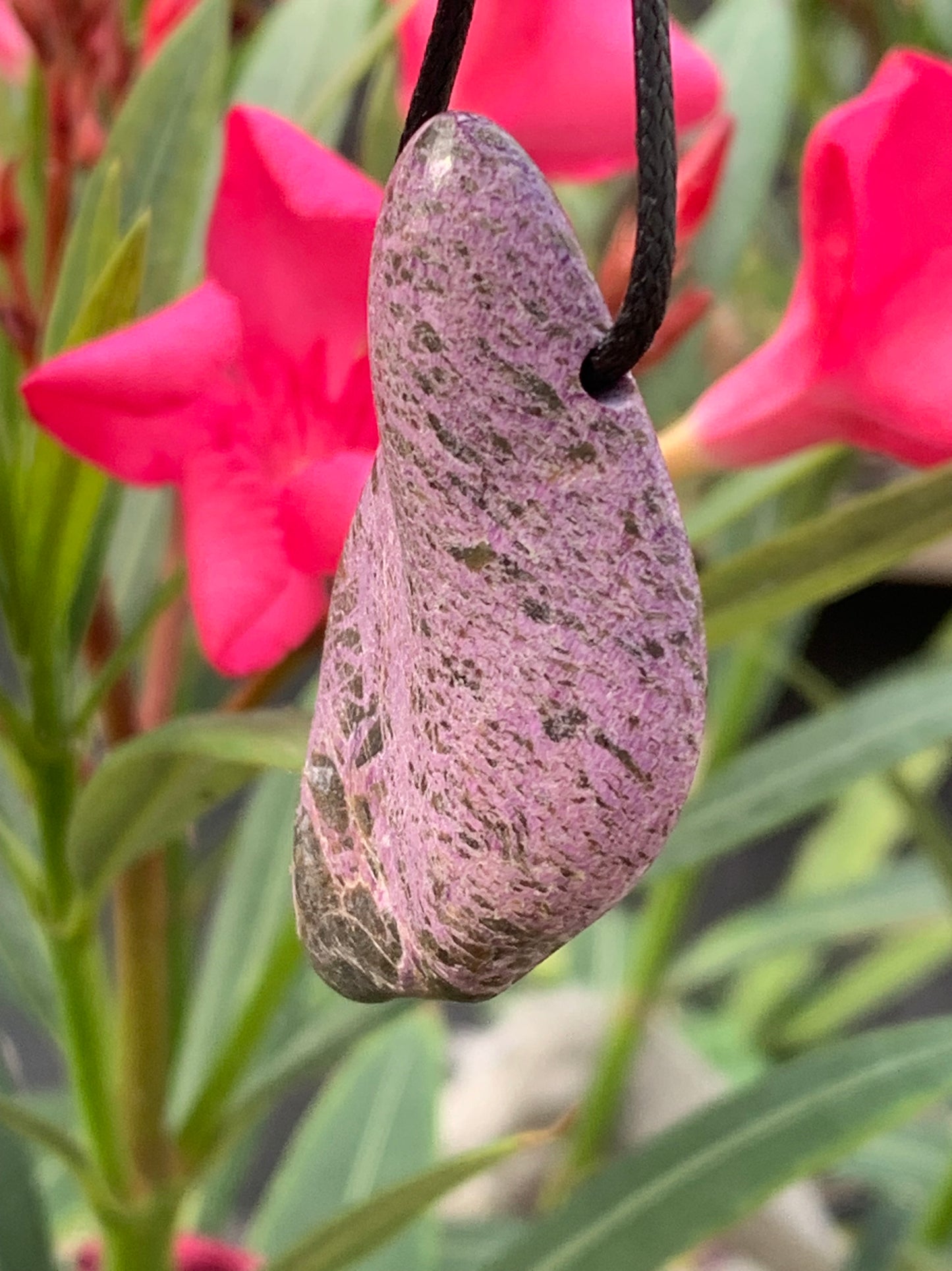 Stichite/ Stichtite, pendentif de 52mm de ht x30 x10. Vendu avec un cordon réglable de couleur noire !