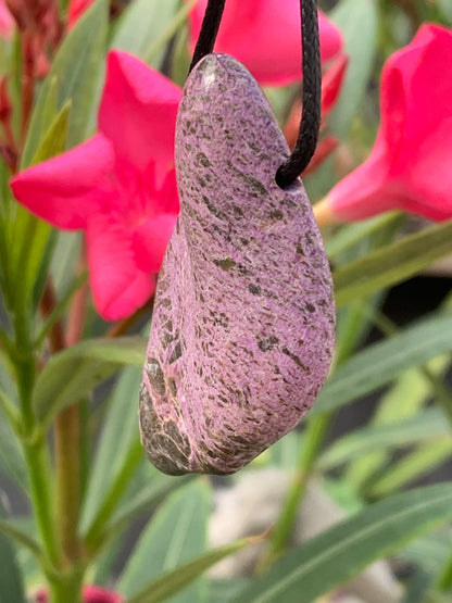 Stichite/ Stichtite, pendentif de 52mm de ht x30 x10. Vendu avec un cordon réglable de couleur noire !