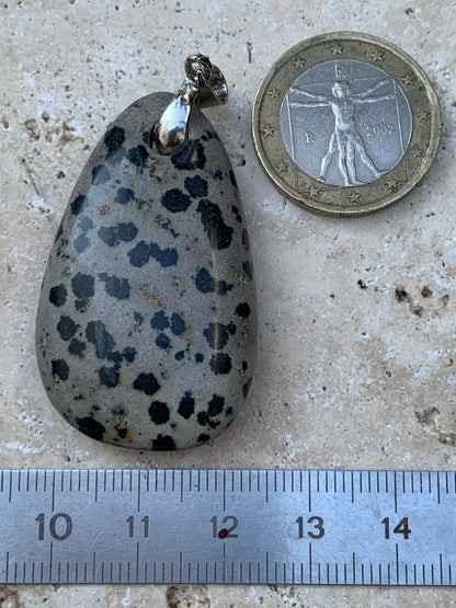 Jaspe Dalmatien, pendentif de 54mm de ht x26 x10. Vendu avec un cordon réglable de couleur noire !