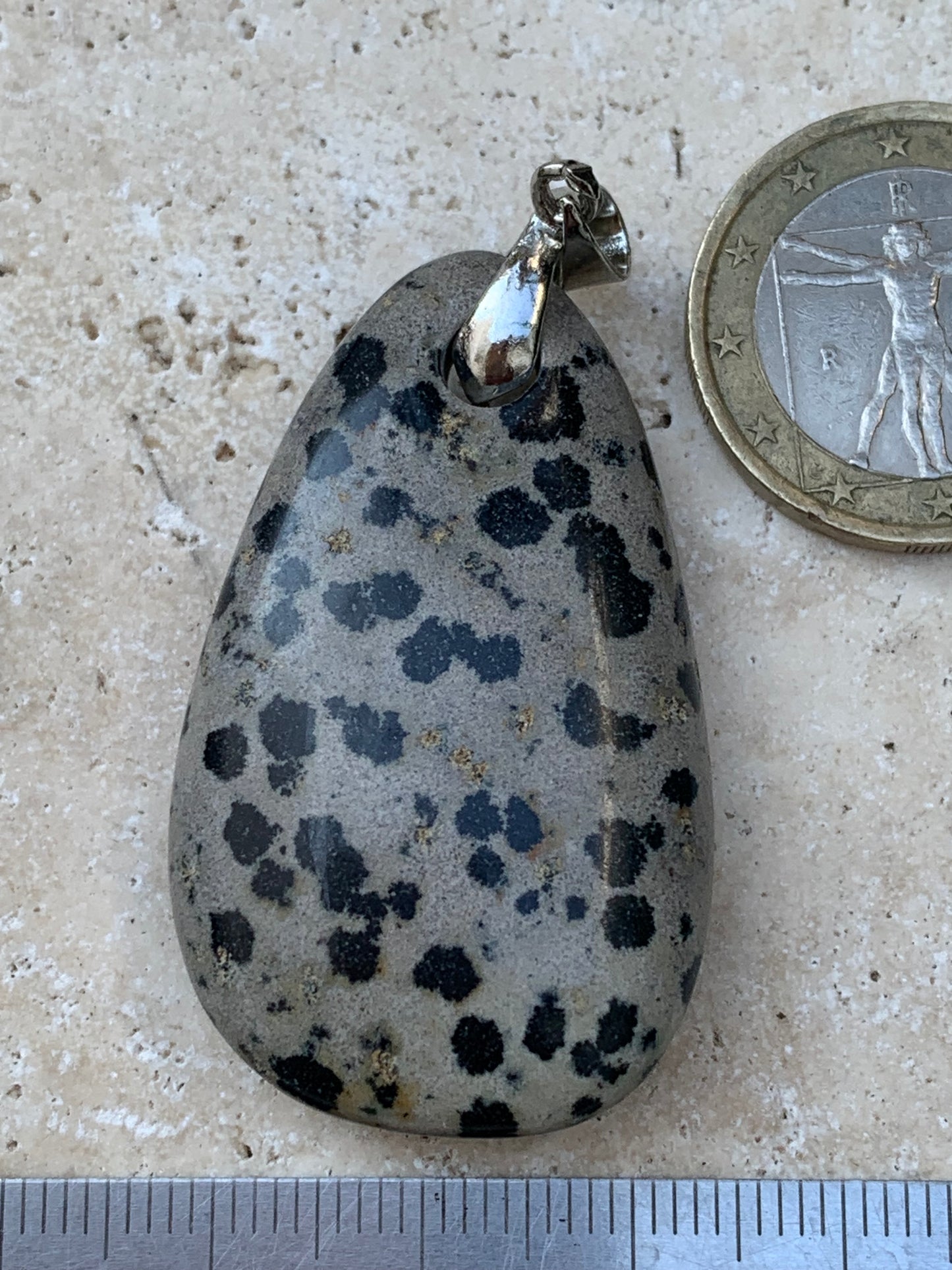 Jaspe Dalmatien, pendentif de 54mm de ht x26 x10. Vendu avec un cordon réglable de couleur noire !