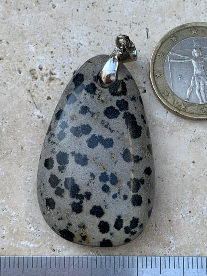 Jaspe Dalmatien, pendentif de 54mm de ht x26 x10. Vendu avec un cordon réglable de couleur noire !